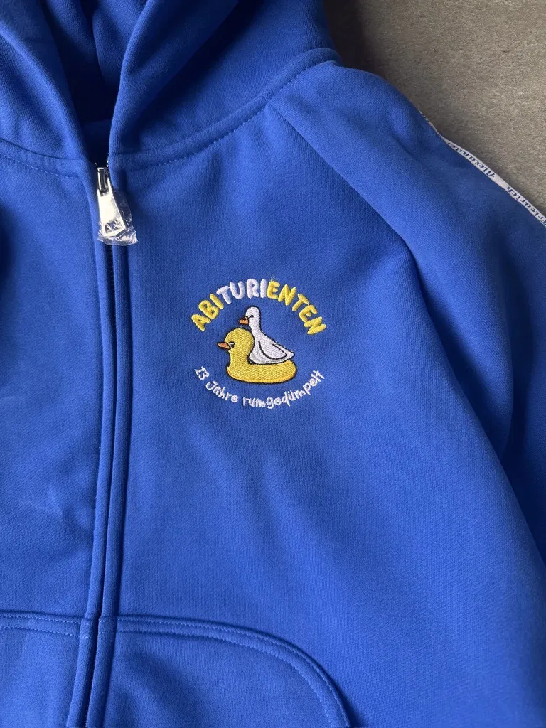 Abi-Zipper mit gesticktem Logo auf der Brust