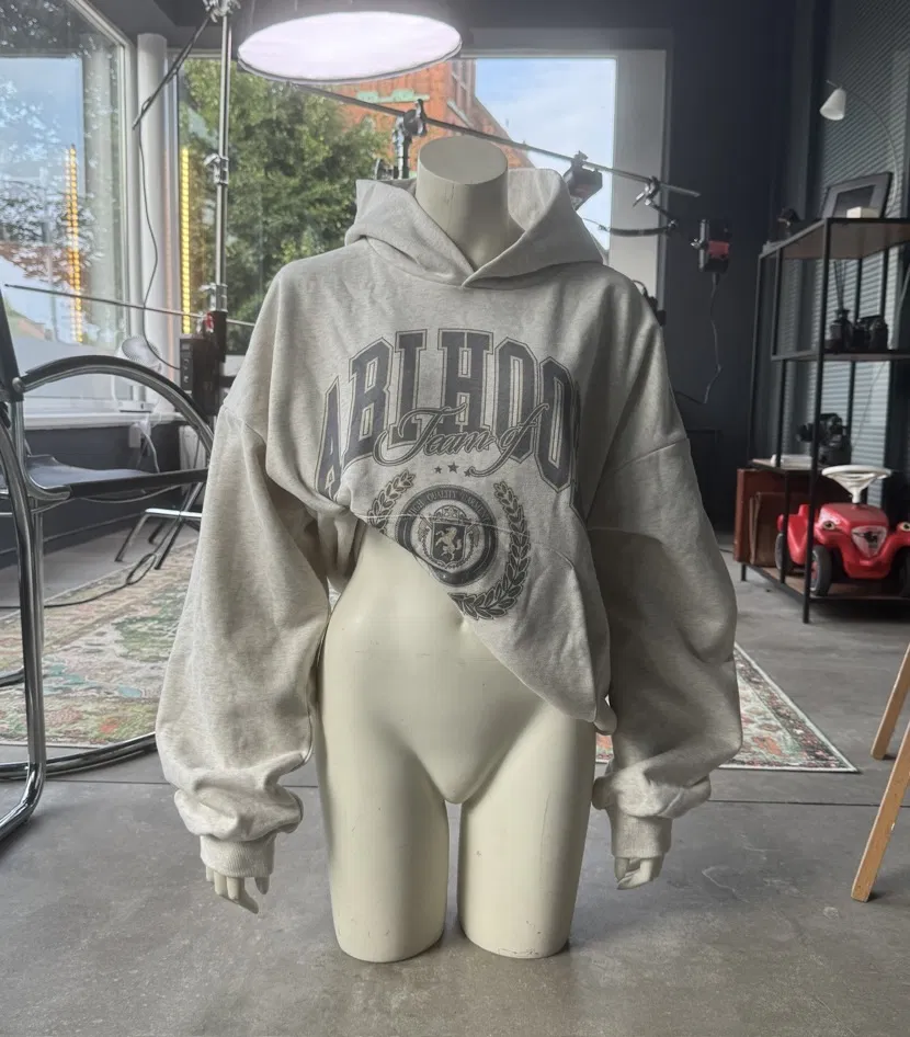 Abihoodie mit Vintage-Varsity-Print im Hoodify-Fotostudio
