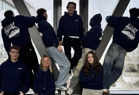 Navyblaue Abipullis mit Auto-Print als Abimotto-Design