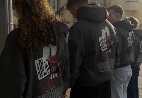 Abschlussjahrgang in Abihoodies mit dem Motto ABI Vegas
