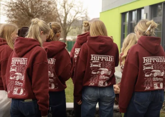 Abschlussjahrgang in Abihoodies mit dem Motto Ferrabi