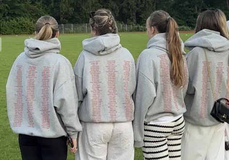 Graue Abipullis mit Namensliste des Abschlussjahrgangs