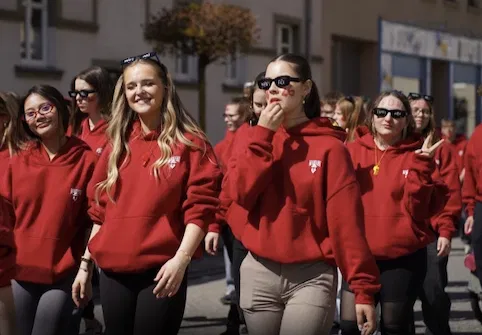 Jahrgang in roten Abipullis mit gesticktem Schul-Logo