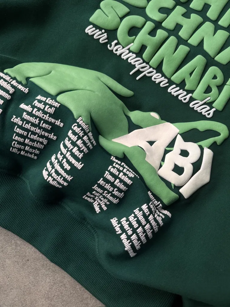 3D-Puffprint mit Namensliste auf dem Abihoodie